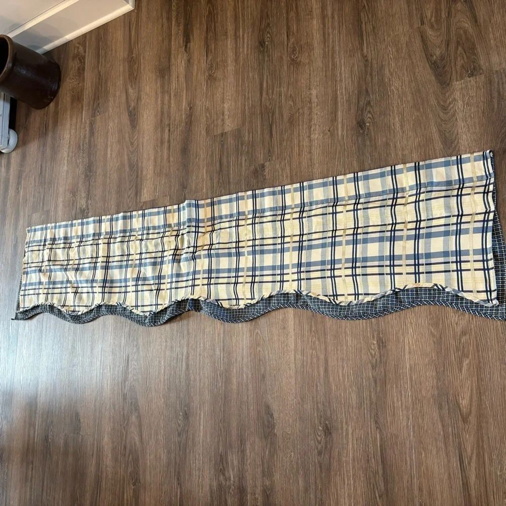 VTG Williamsburg Double Layered Scalloped Plaid Valance Blue Cream 72
